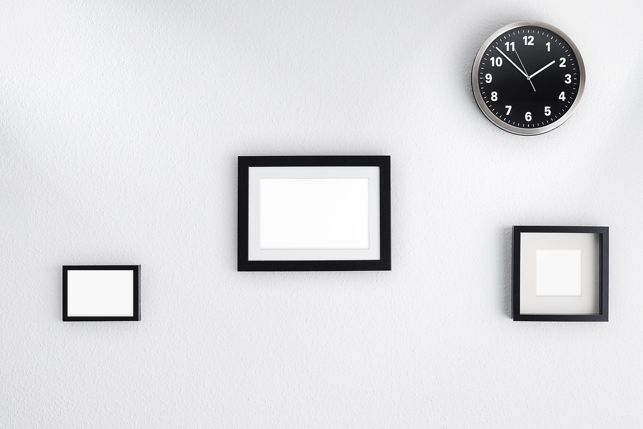 Vintage wandklok in een minimalistisch interieur.