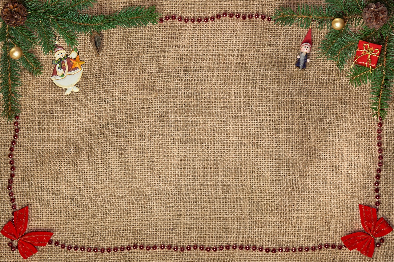 Plantenbak van jute met groene planten.
