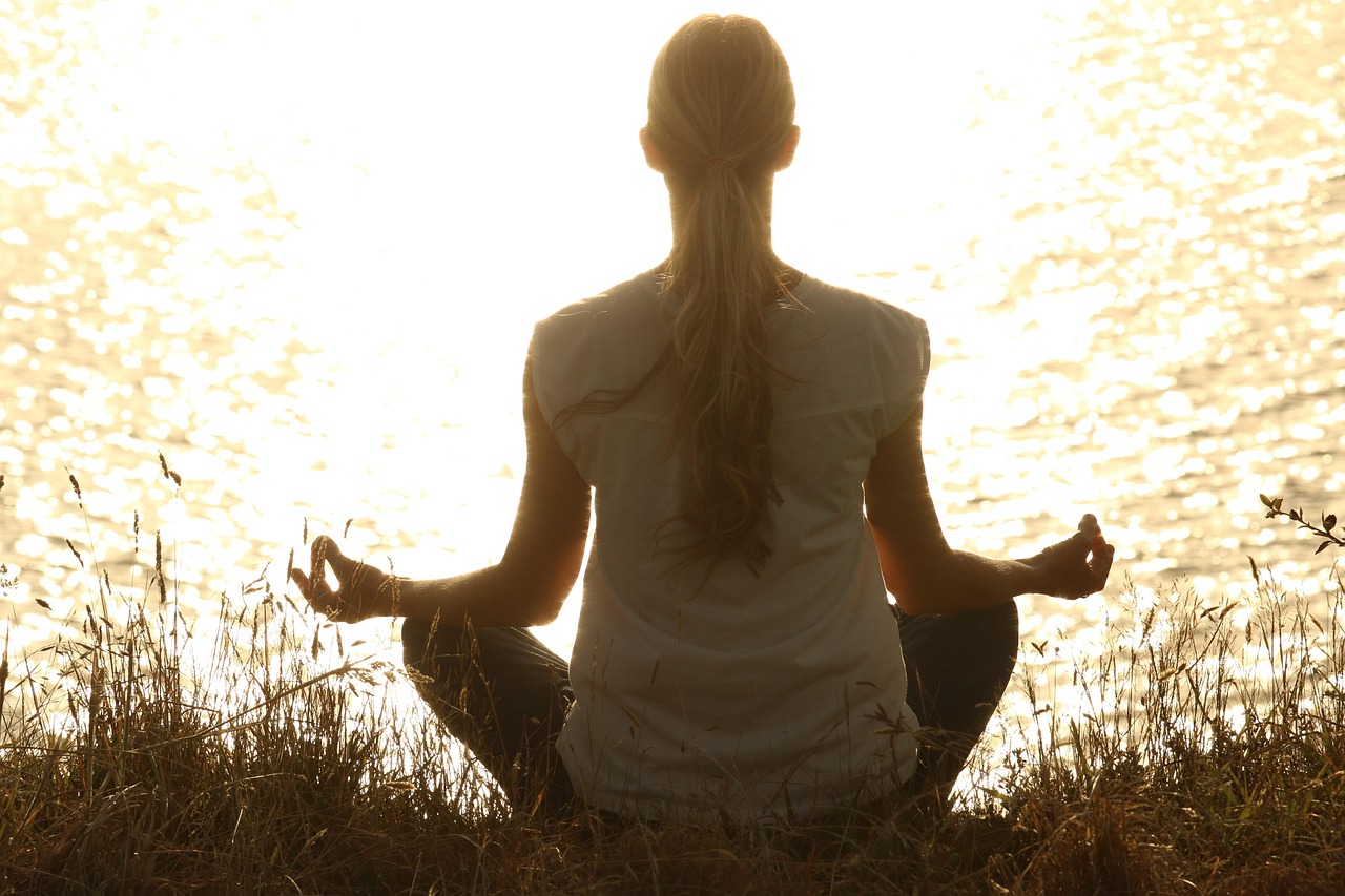 Gezellige yoga hoek met planten en kaarsen. Gezellige yoga hoek met planten en kaarsen.