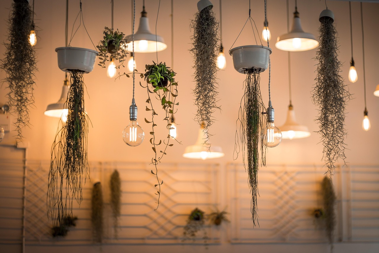 Kunstzinnige plafondlamp met bloemenpatroon. Kunstzinnige plafondlamp met bloemenpatroon.
