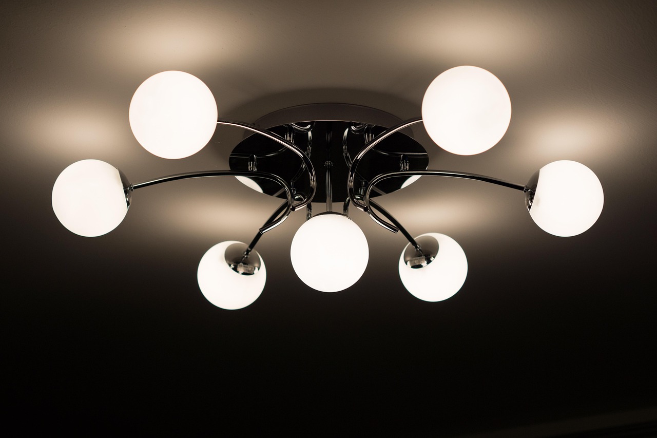 Minimalistische ronde plafondlamp in een studeerkamer. Minimalistische ronde plafondlamp in een studeerkamer.