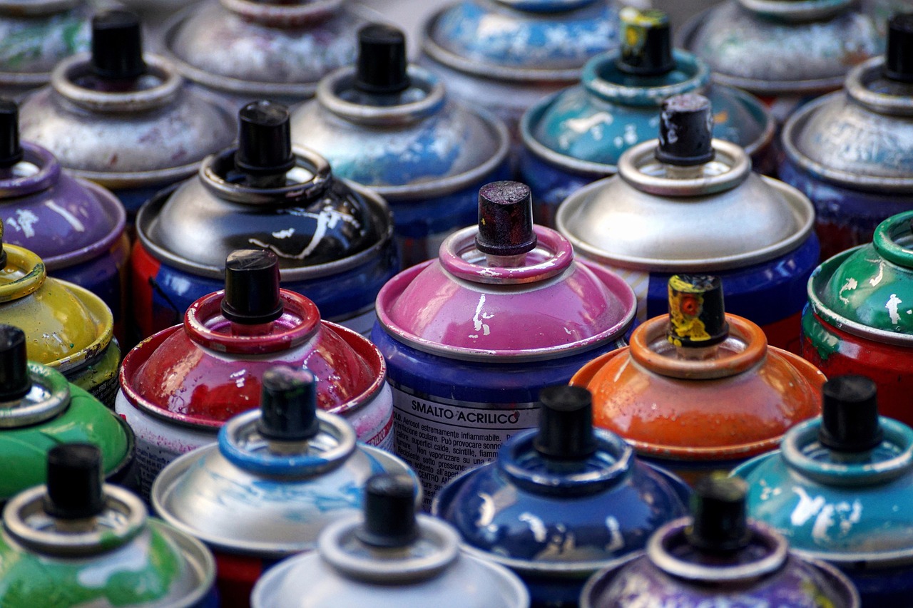 Blik low-VOC verf met kwast in de buurt.
