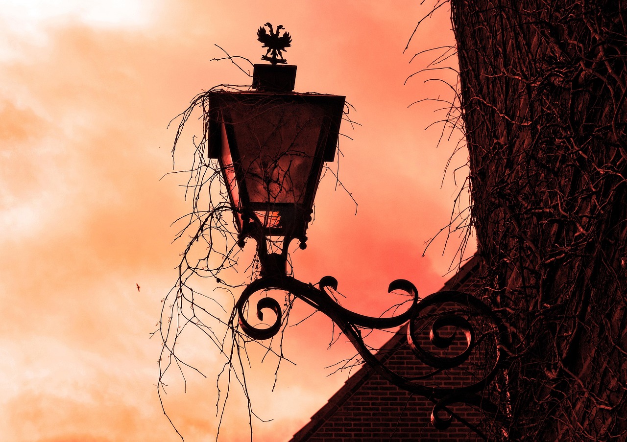 Stijlvolle wandlamp in zomers interieur. Stijlvolle wandlamp in zomers interieur.