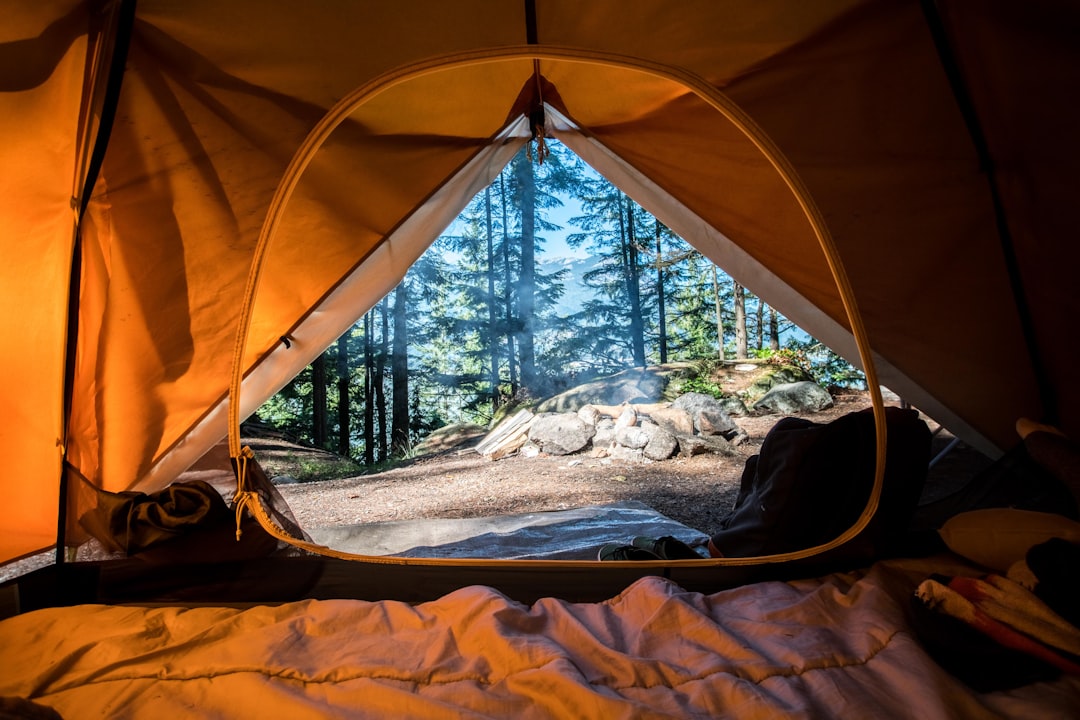 Woonkamer met tent en sfeerlampen voor binnen glamping. Woonkamer met tent en sfeerlampen voor binnen glamping.