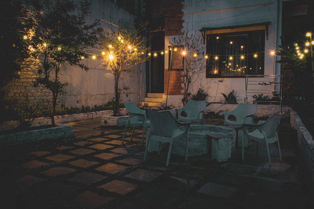 Gezellige terraslampen met warm geweven lichtkleuren. Gezellige terraslampen met warm geweven lichtkleuren.