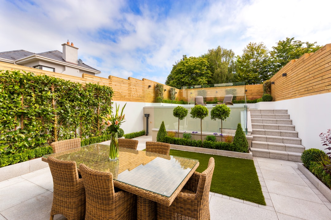 Tuin beschermd tegen zomerstorm met windscherm. Tuin beschermd tegen zomerstorm met windscherm.