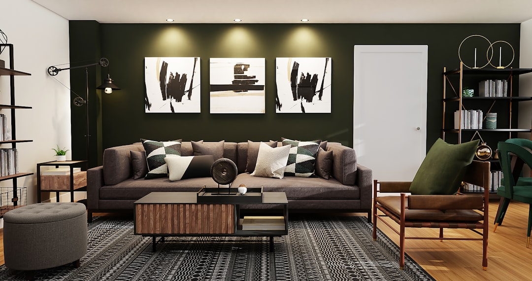 Donker ingerichte woonkamer met bioscoopstijl details. Donker ingerichte woonkamer met bioscoopstijl details.