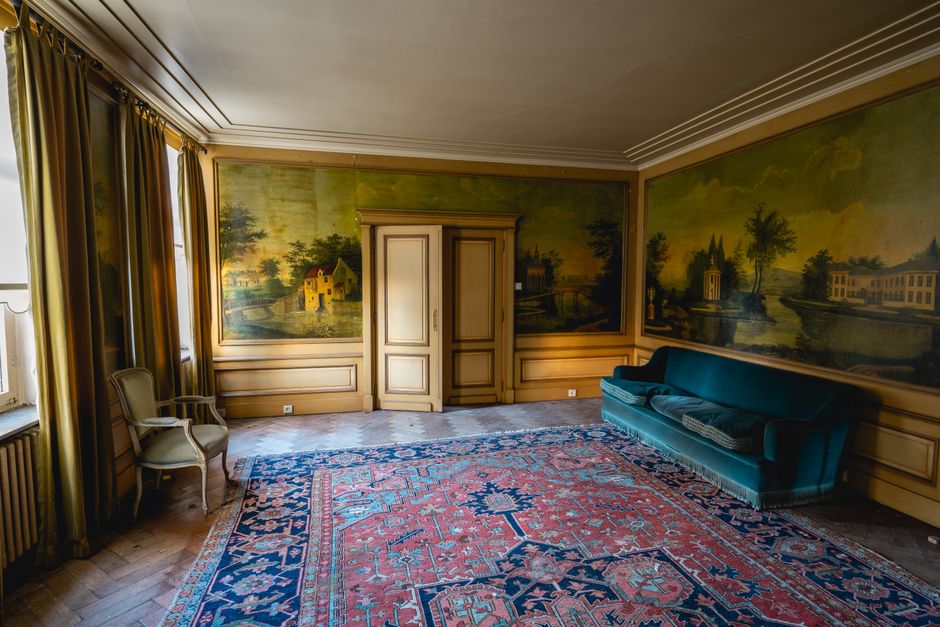 Elegante, ronde salontafel in minimalistisch interieur.