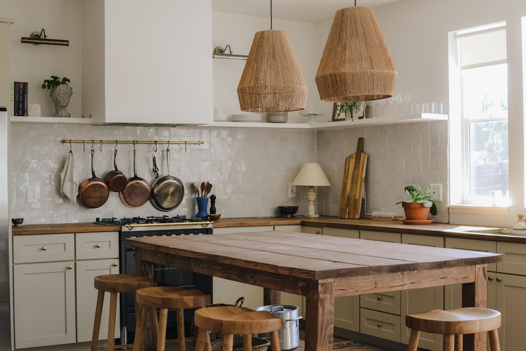 Rustiek houten werkblad in moderne keuken. Rustiek houten werkblad in moderne keuken.