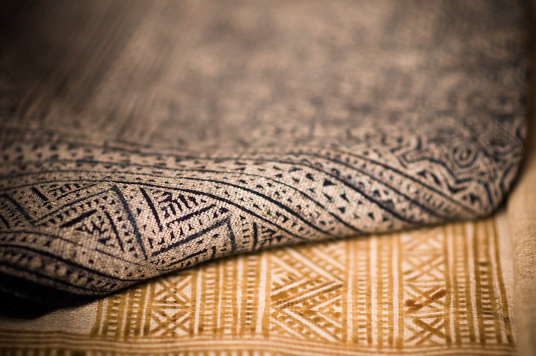Tribal prints op kussens in moderne woonkamers.