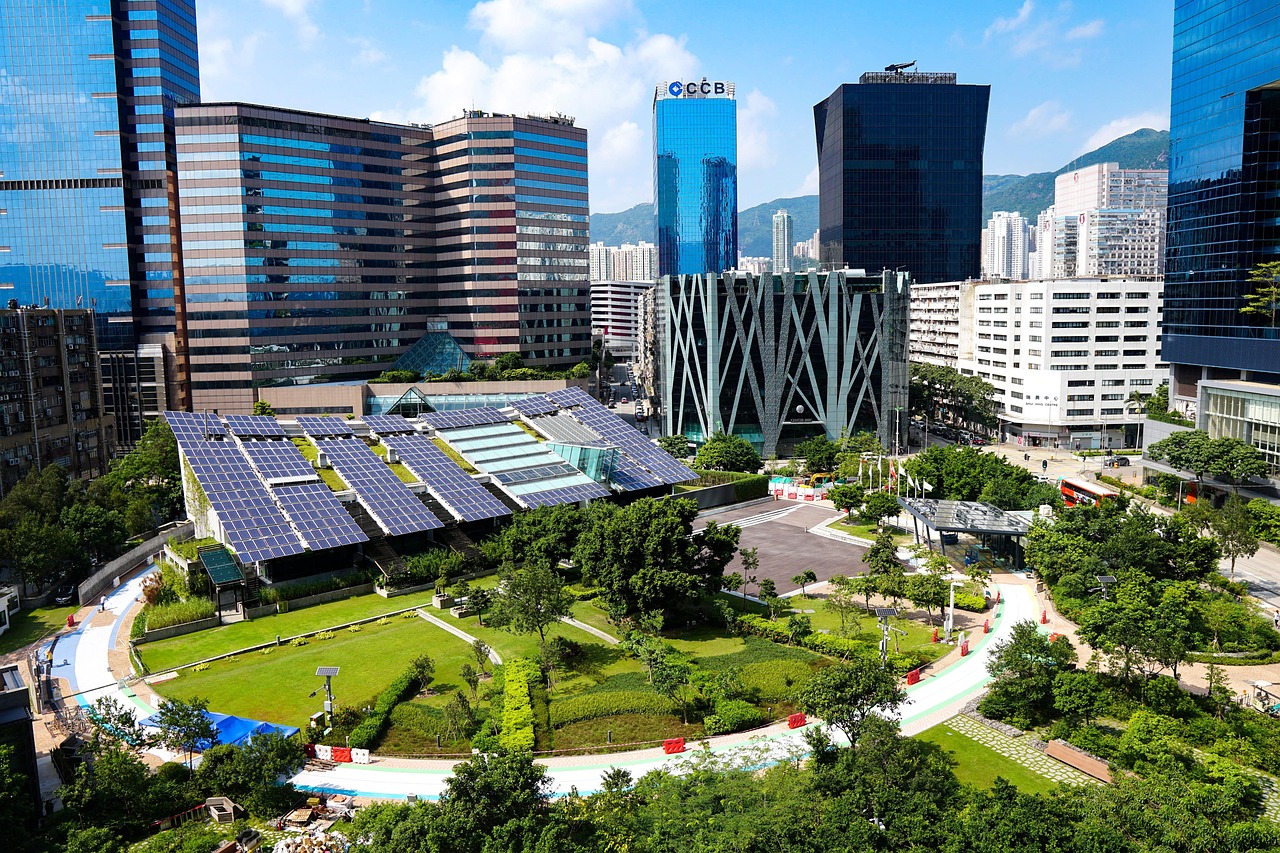 Moderne zonnepanelen met blauwe hemelreflectie. Moderne zonnepanelen met blauwe hemelreflectie.