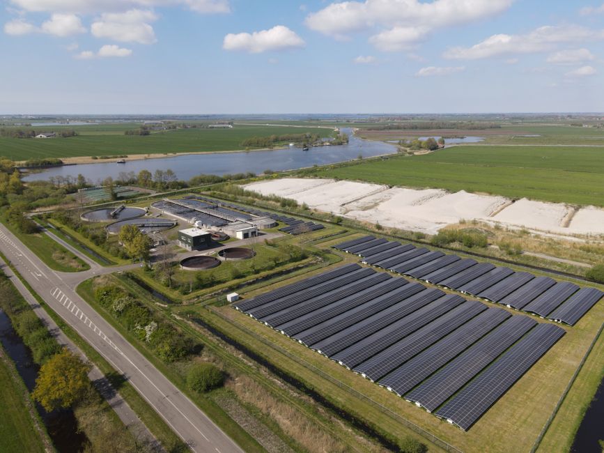 Zonnepanelen-installatie met energiebeheerder in gesprek. Zonnepanelen-installatie met energiebeheerder in gesprek.