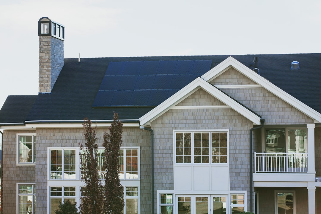 Huishoudelijke zonnepanelen op een schuin dak. Huishoudelijke zonnepanelen op een schuin dak.