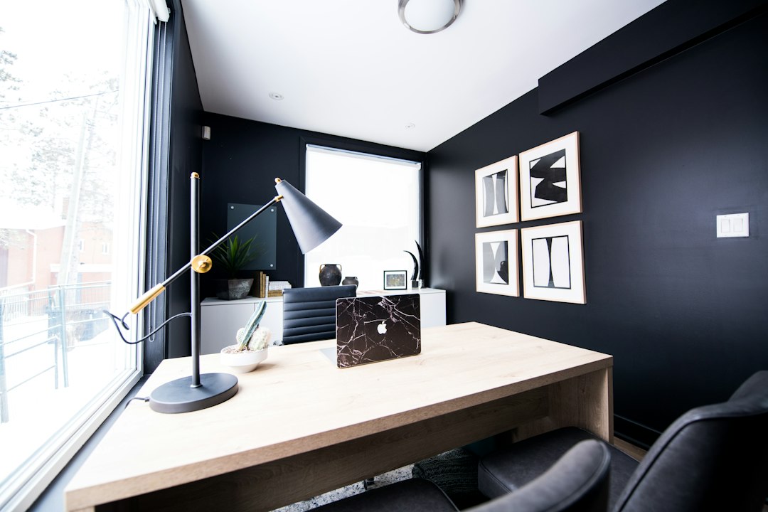 Akoestische wandpanelen geïnstalleerd boven bureau thuis. Akoestische wandpanelen geïnstalleerd boven bureau thuis.
