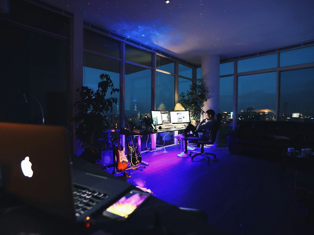 Planten en gitaar in moderne werkkamer. Planten en gitaar in moderne werkkamer.