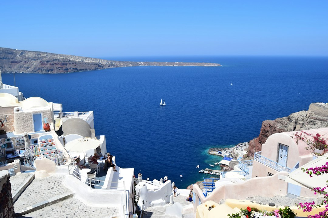 Santorini's blauwe daken tegen herfstlucht. Santorini's blauwe daken tegen herfstlucht.